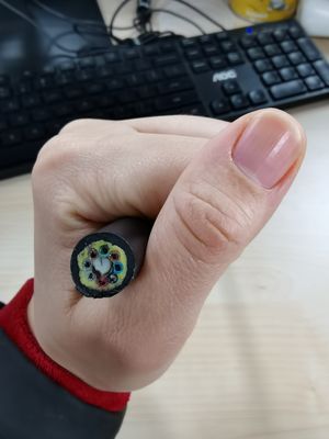 Áo khoác đơn trên đầu Tất cả điện môi tự hỗ trợ ADSS Kéo dài 200m 12 24 48 Cáp quang Fibra lõi